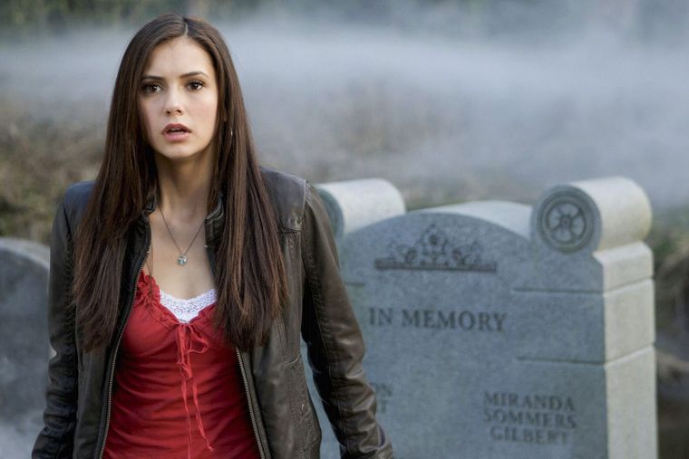 The Vampire Diaries se centra en una adolescente que se enamora de dos hermanos vampiros que se disputan su alma y la de sus familiares y amigos. The Vampire Diaries se centra en una adolescente que se enamora de dos hermanos vampiros que se disputan su alma y la de sus familiares y amigos.