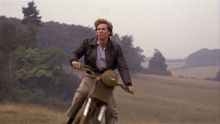 Val Kilmer como un exitoso cantante y héroe de la rebelión.