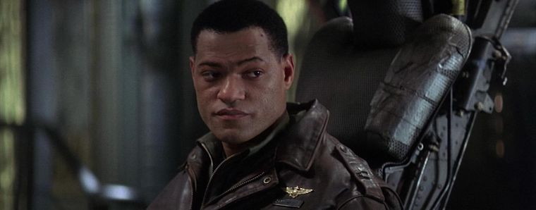 Lawrence Fishburne se luce como el capitán Miller. Lawrence Fishburne se luce como el capitán Miller.