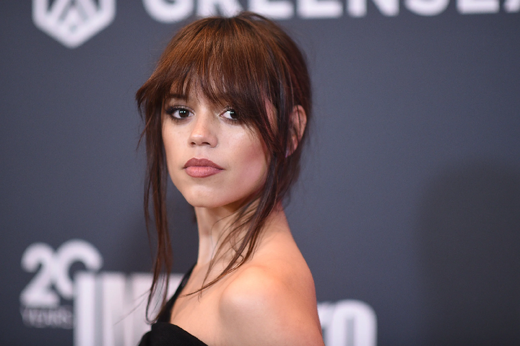 Jenna Ortega se ha vuelto una inspiración de la moda para muchos jóvenes.