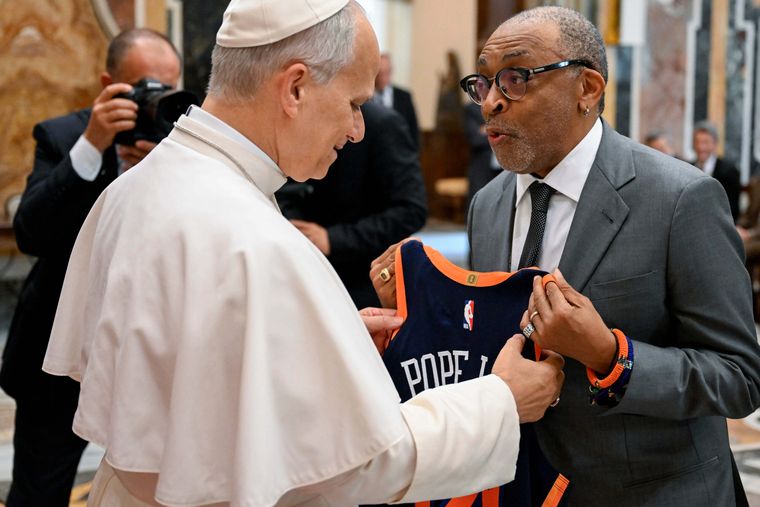 Spike Lee le entregó al Papa León XIV la camiseta número 14 de los New York Knicks con su nombre grabado en ella. Spike Lee le entregó al Papa León XIV la camiseta número 14 de los New York Knicks con su nombre grabado en ella.