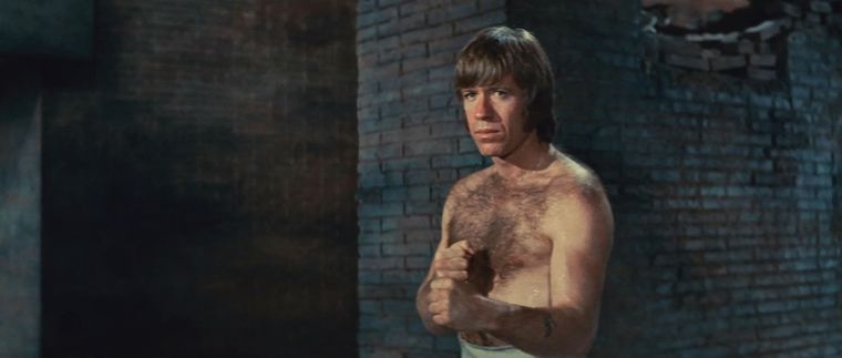 Chuck Norris antes de desatar uno de los combates más icónicos del cine ante Bruce Lee.