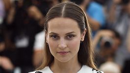 la dura confesion de alicia vikander sobre el precio de la fama