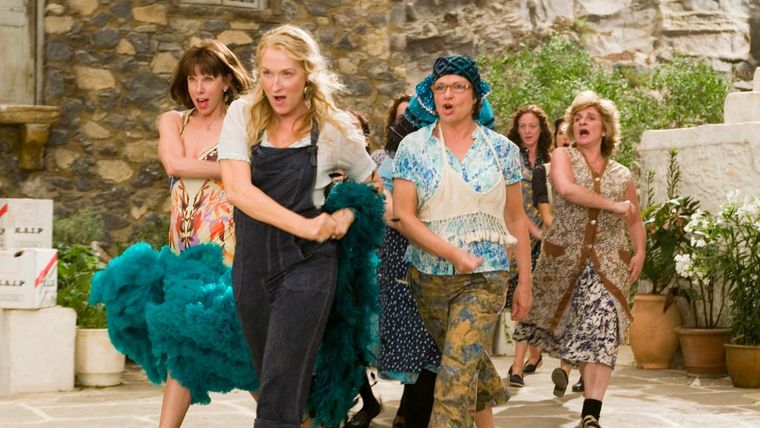 Tanto la película como el musical están basados en canciones del famoso grupo ABBA. Tanto la película como el musical están basados en canciones del famoso grupo ABBA.