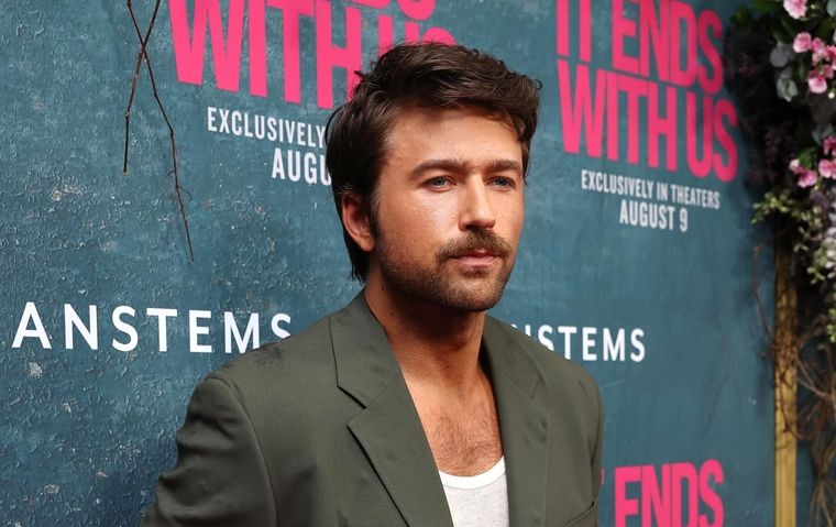 Brandon Sklenar en la premiere de Romper el círculo