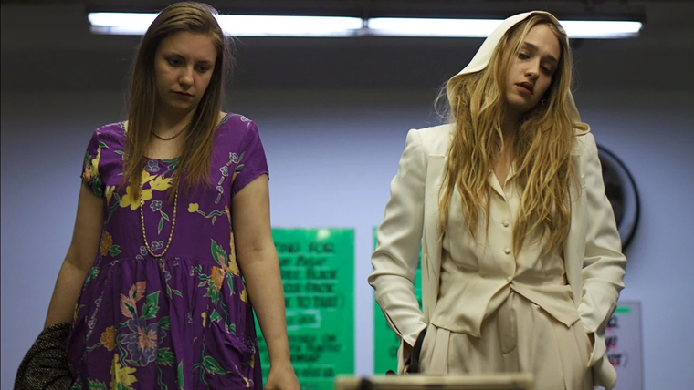 Lena Dunham y Jemima Kirke en Tiny Furtiture. Lena Dunham y Jemima Kirke en Tiny Furtiture.