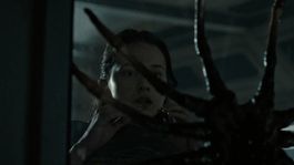 Rain Carradine (Cailee Spaeny) frente a un facehugger