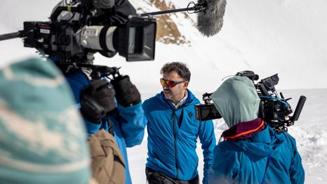 j.a. bayona continua una de sus obras mas epicas con una desagarradora docuserie