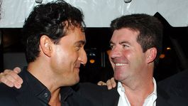 el emotivo gesto que simon cowell tuvo con carlos marin mientras estaba en terapia intensiva