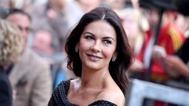 Catherine Zeta-Jones cuenta con una impresionante fortuna. Catherine Zeta-Jones cuenta con una impresionante fortuna.