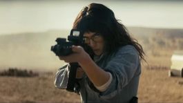 adria arjona se enfrenta a un grupo de sanguinarios supersoldados en el trailer de onslaught