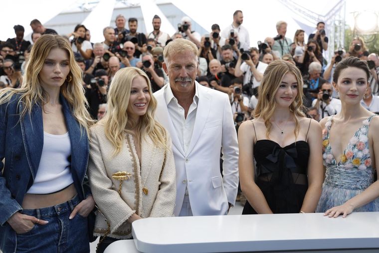 Pese al revuelo que causo la presencia de Kevin Costner en el Festival de Venecia, Horizon: An American Saga terminó fracasando estrepitosamente en la taquilla, dejándolo al borde de la bancarrota. Pese al revuelo que causo la presencia de Kevin Costner en el Festival de Venecia, Horizon: An American Saga terminó fracasando estrepitosamente en la taquilla, dejándolo al borde de la bancarrota.