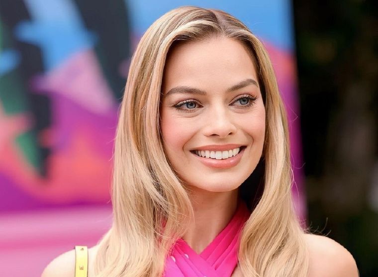 Como un guiño a quienes crecimos en los 90s, Margot Robbie lució los diseños de las Barbies más icónicas de la época