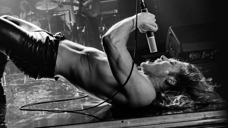 Lestat de Lioncourt es un rockstar en la tercera temporada de la serie. Lestat de Lioncourt es un rockstar en la tercera temporada de la serie.