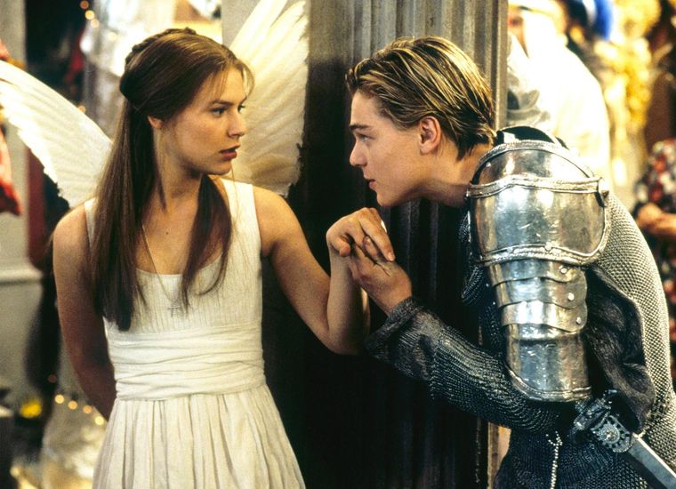 Claire Danes y Leonardo DiCaprio en Romeo + Julieta. Claire Danes y Leonardo DiCaprio en Romeo + Julieta.