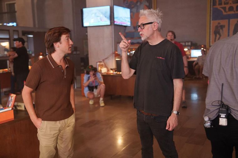 James Gunn en el set de Superman junto a Skyler Gisondo, aka Jimmy Olsen.