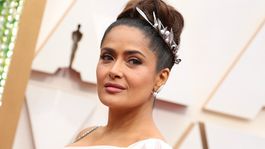 nuevamente, salma hayek levanta suspiros por su traje de bano nuevamente, salma hayek levanta suspiros por su traje de bano