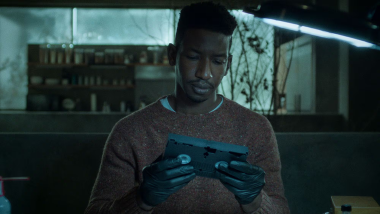 Unas viejas cintas, una secta y un misterio inquietante. Unas viejas cintas, una secta y un misterio inquietante.