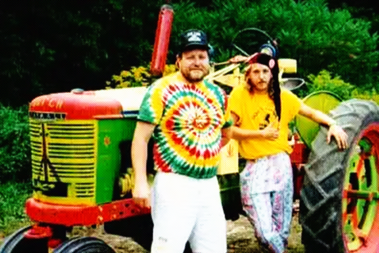 Los hechos de Burning Rainbow Farm ocurrieron en 2001. Los hechos de Burning Rainbow Farm ocurrieron en 2001.