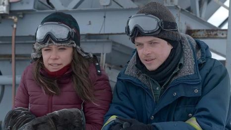 La película narra la historia de amor entre dos jóvenes en el frío del Polo Norte