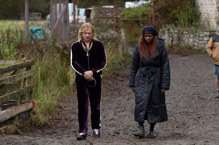 Jack O'Connell junto a la directora Nia DaCosta. Jack O'Connell junto a la directora Nia DaCosta.