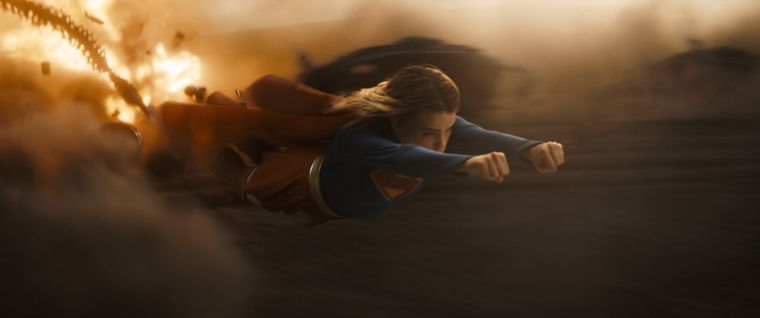 Supergirl vuela a toda velocidad,&nbsp; directo a la batalla.
