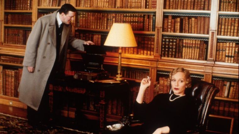 Kristin Scott Thomas and Stephen Fry en Muerte a a medianoche. Kristin Scott Thomas and Stephen Fry en Muerte a a medianoche.