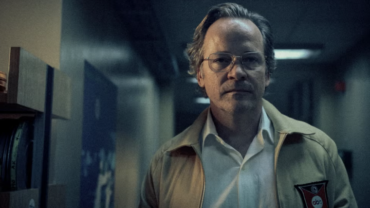 Peter Sarsgaard como el productor de la ABC, Roone Arledge. Peter Sarsgaard como el productor de la ABC, Roone Arledge.