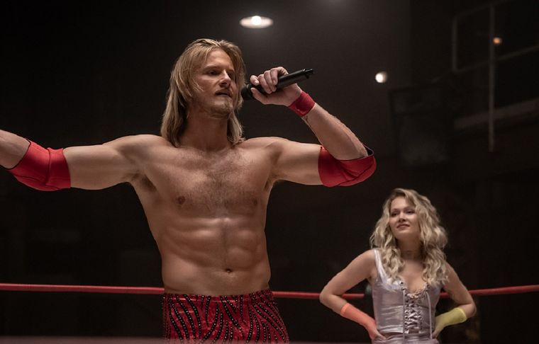 Björn Lothbrok cambió el hecha por la lucha libre.