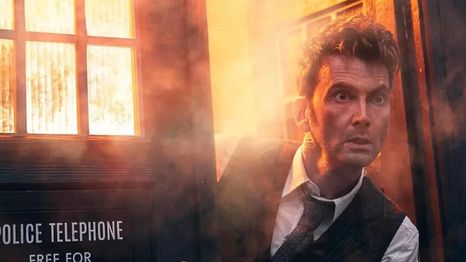 Doctor Who tiene 60 años de historia y suele dividirse en dos etapas: la serie clásica y la serie moderna. Doctor Who tiene 60 años de historia y suele dividirse en dos etapas: la serie clásica y la serie moderna.