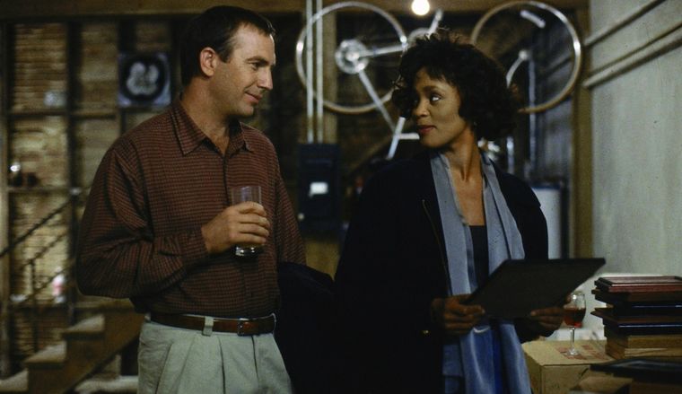 Kevin Costner y Whitney Houston como la pareja que conquistó al público en los 90. Kevin Costner y Whitney Houston como la pareja que conquistó al público en los 90.