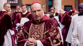 Ralph Fiennes protagoniza Cónclave, nominada a seis Globos de Oro.