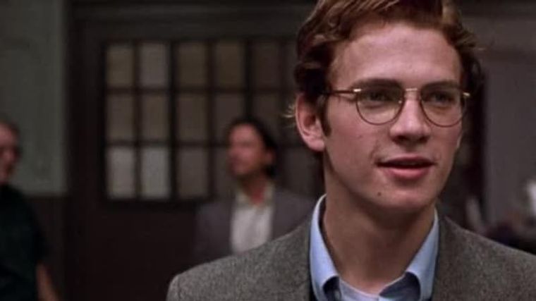 La película está basada en el caso real del periodista Stephen Glass, expulsado de la revista The New Republic en 1998. La película está basada en el caso real del periodista Stephen Glass, expulsado de la revista The New Republic en 1998.