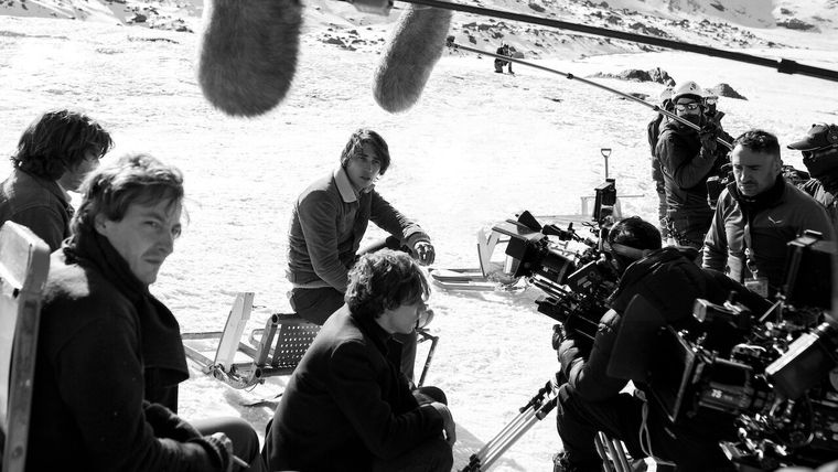 Con entrevista al cast, el crew y los sobrevivientes, La Sociedad de la Nieve: ¿Quiénes fuimos en la montaña? promete indagar mucho más allá en la historia que conmovió al mundo