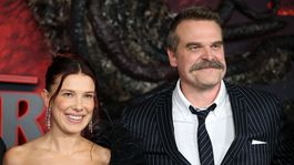 Millie Bobby Brown y David Harbour. Millie Bobby Brown y David Harbour.