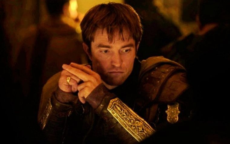 En La Odisea, Robert Pattinson interpreta a Antínoo.