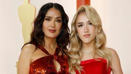 La hija de Salma Hayek habla más de un idioma.