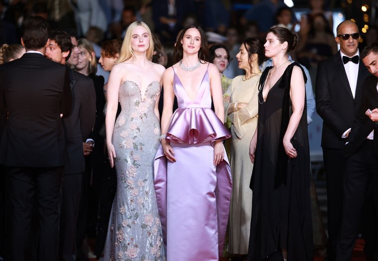 Elle Fanning junto a Renate Reinsve en la alfombra roja del Festival de Cannes. Elle Fanning junto a Renate Reinsve en la alfombra roja del Festival de Cannes.