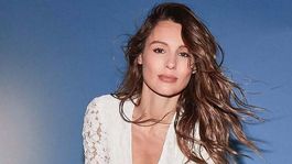 pampita se visito de blanco en la playa y los comentarios estallaron