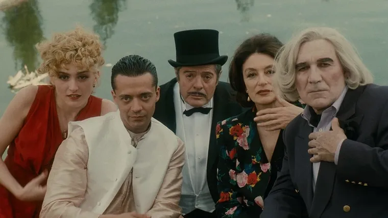 Robert De Niro aparece brevemente en la película como él mismo, en uno de los muchos cameos de figuras del cine mundial que Varda reunió para celebrar el centenario del séptimo arte. Robert De Niro aparece brevemente en la película como él mismo, en uno de los muchos cameos de figuras del cine mundial que Varda reunió para celebrar el centenario del séptimo arte.