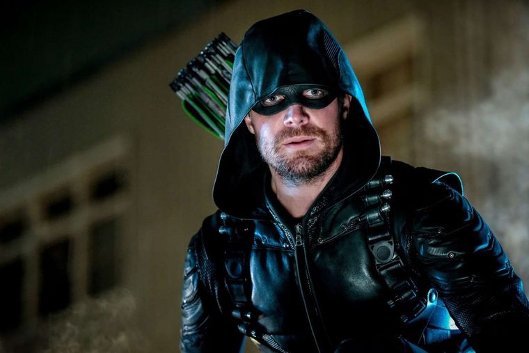 Stephen Amell es reconocido por haber interpretado a Oliver Queen por Arrow. Stephen Amell es reconocido por haber interpretado a Oliver Queen por Arrow.