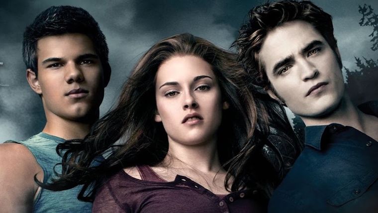 La saga Crepúsculo está conformada por cinco películas. La saga Crepúsculo está conformada por cinco películas.
