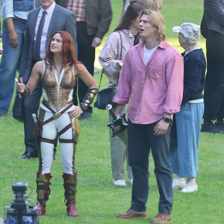 Mendes y Galitzine en el set de Masters of the Universe. Mendes y Galitzine en el set de Masters of the Universe.