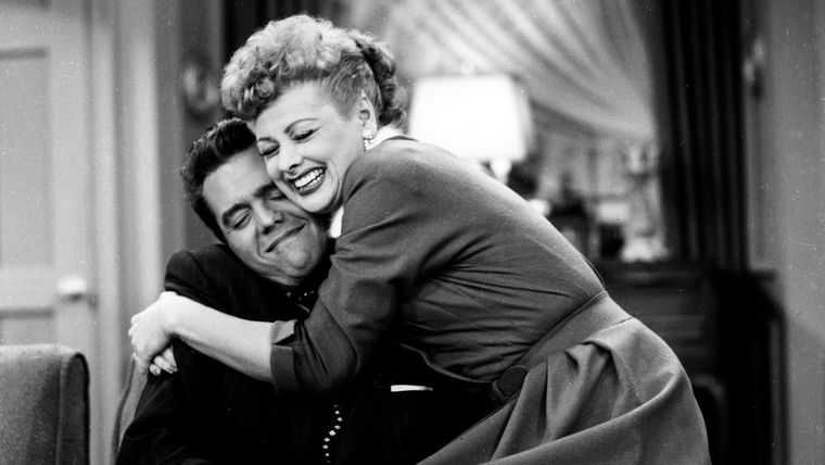 Protagonizada por Lucille Ball y Desi Arnaz, fue la primera serie en grabarse en estudio, en película de 35 mm, frente a una audiencia en vivo