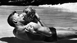La secuencia, que fue sugerida al director por Burt Lancaster, fue filmada en Cala Halona, Hawái