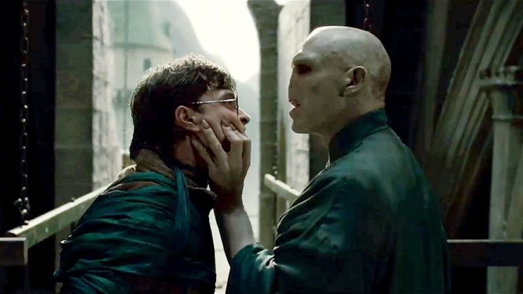 Ralph Fiennes interpretó a Lord Voldemort en las películas de Harry Potter. Ralph Fiennes interpretó a Lord Voldemort en las películas de Harry Potter.