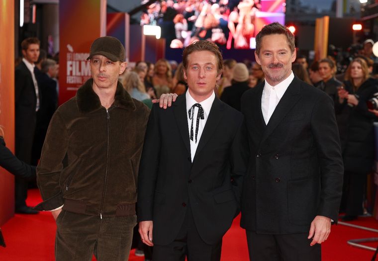 Jeremy Allen White, Jeremy Strong y Scott Cooper en la avant premiere de la biopic de Bruce Springsteen en Londres.