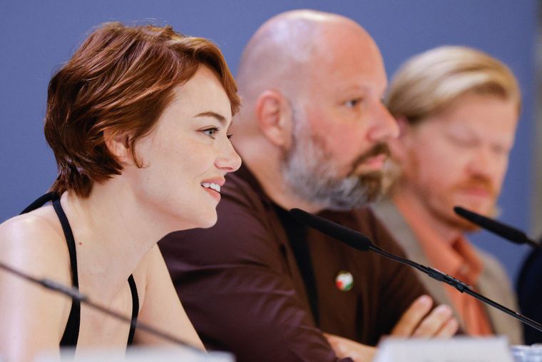 Yorgos Lanthimos y Emma Stone presentando Bugonia. Yorgos Lanthimos y Emma Stone presentando Bugonia.