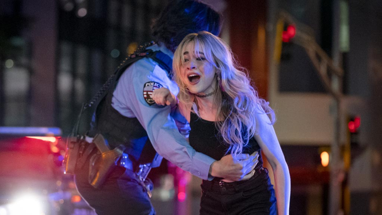 Sabrina Carpenter en Emergencia (2022).