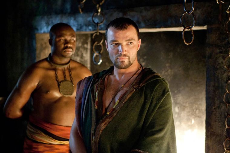 Una vez presentada la última temporada de Spartacus, Steven DeKnight se alejó del personaje, al que regresó por recomendación de su esposa, quien lo animó a darle un nuevo giro a la serie. Una vez presentada la última temporada de Spartacus, Steven DeKnight se alejó del personaje, al que regresó por recomendación de su esposa, quien lo animó a darle un nuevo giro a la serie.